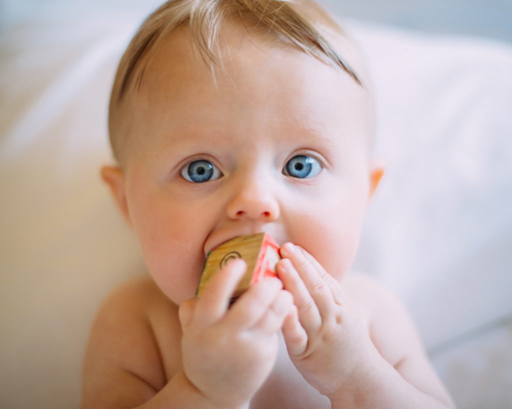 ¿Qué hacer cuando a tu bebé empiezan a salirle los dientes?