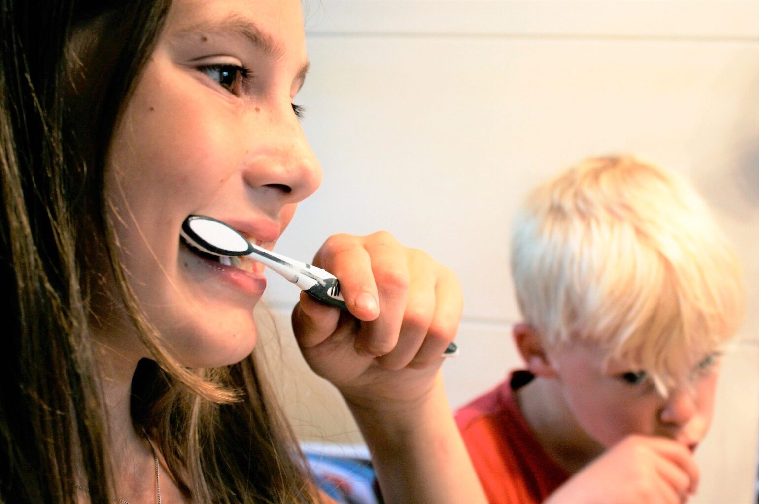 ¿Cómo hacer que los niños se cepillen los dientes?